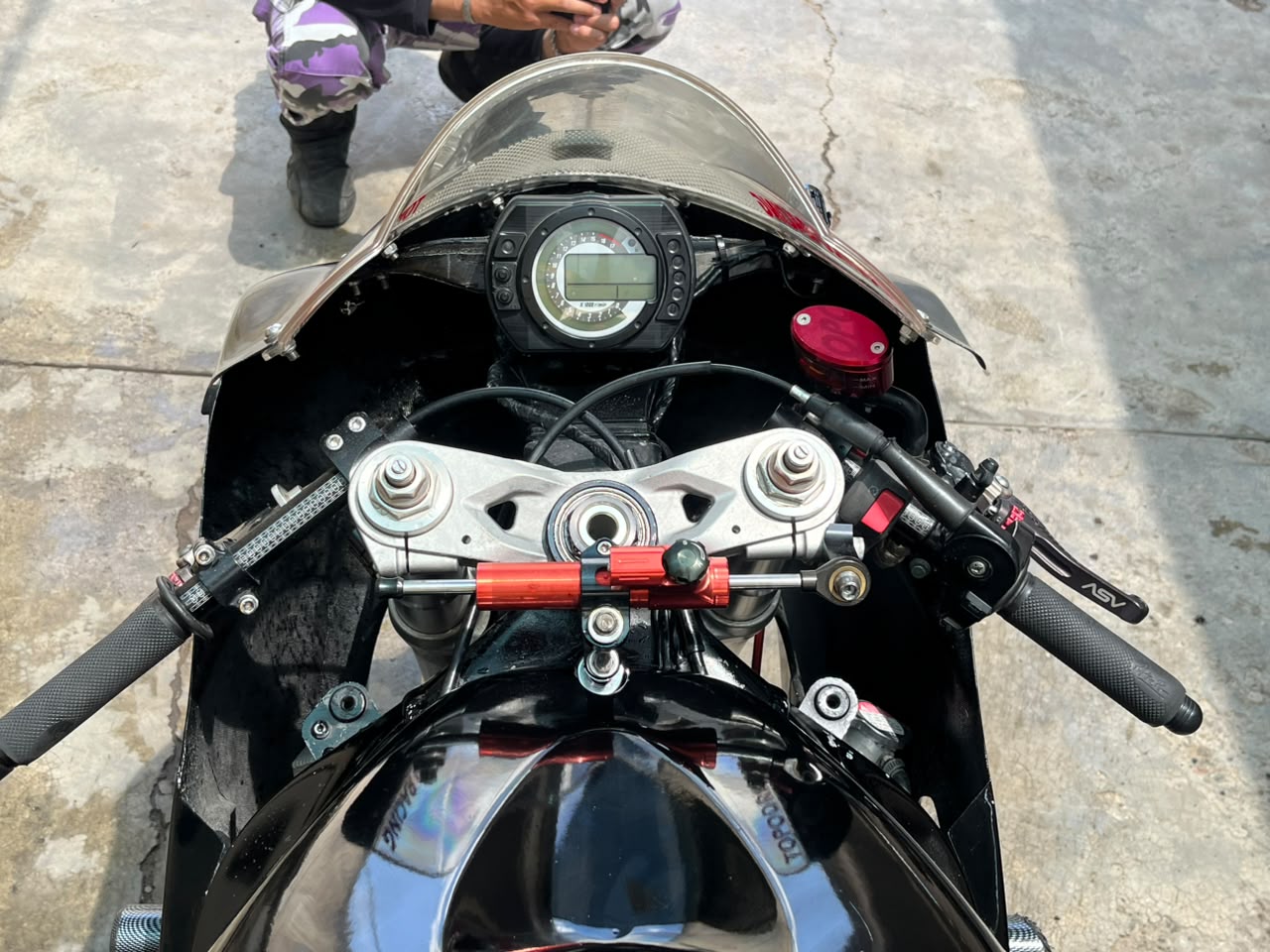 Kawasaki 636 Racing — cockpit y manubrio